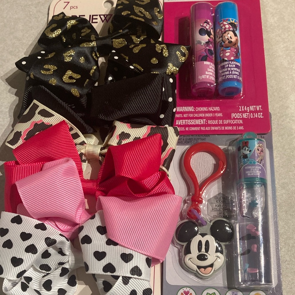 Set of lip balm / lip gloss and keychain/ set of 7 hair bows